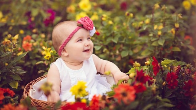 Small and Cute Baby Wallpaper download (2)