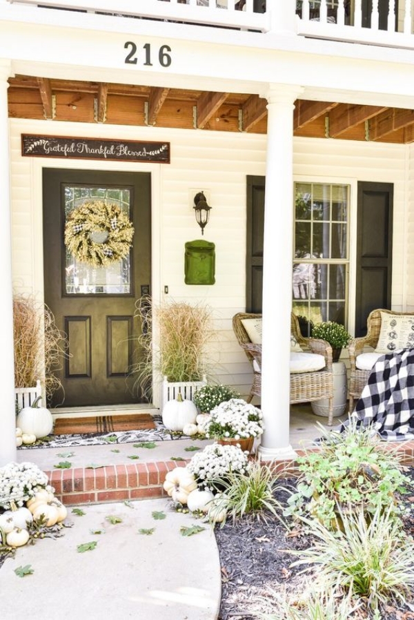 Beautiful-Fall-Porch-Decoration-Ideas-to-Try