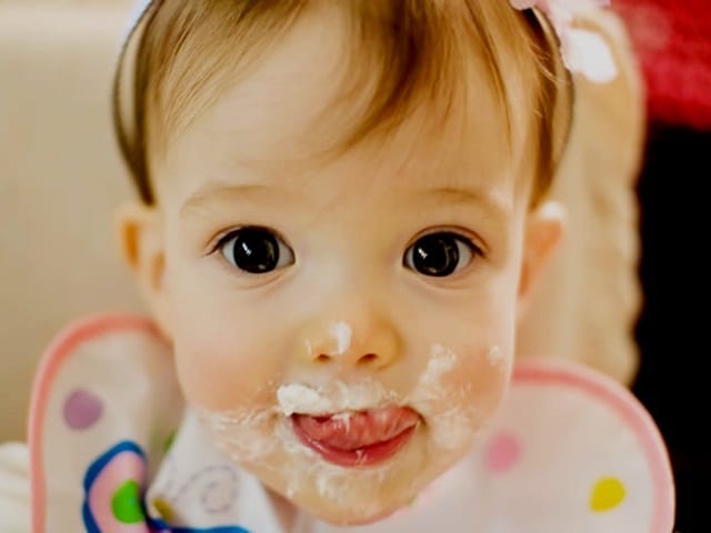 25 Extremely Adorable Pictures of Baby Eating Food