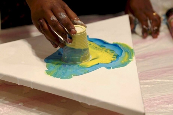 Acrylic-Pour-Techniques-and-ideas-for-Beginners